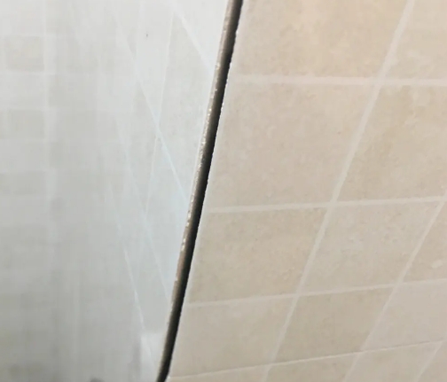 衡阳瓷砖空鼓维修公司分享阳台瓷砖脱落的修复过程可以分为以下几个步骤
