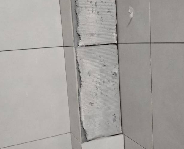 衡阳瓷砖空鼓维修公司分享下瓷砖施工前基层浇水润湿程度不足，可能导致以下问题